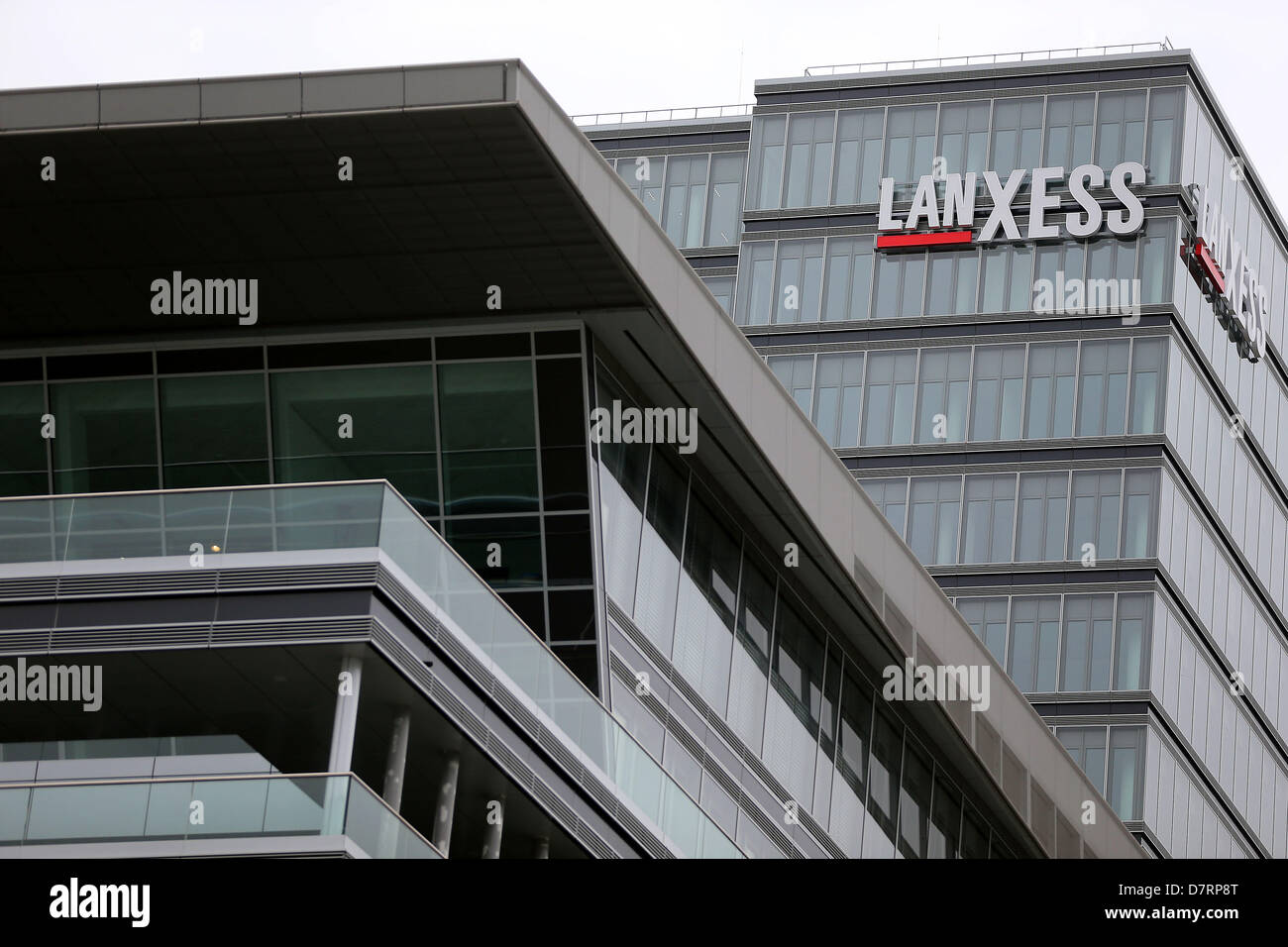 Il lettering del Specialty chemicals group Lanxess AG è visto sul gruppo della nuova sede a Colonia, Germania, 13 maggio 2013. La società si apre la nuova sede il 03 settembre 2013. Circa un migliaio di dipendenti si sposterà quindi nella ex Lufthansa grattacielo. Foto: Oliver Berg Foto Stock