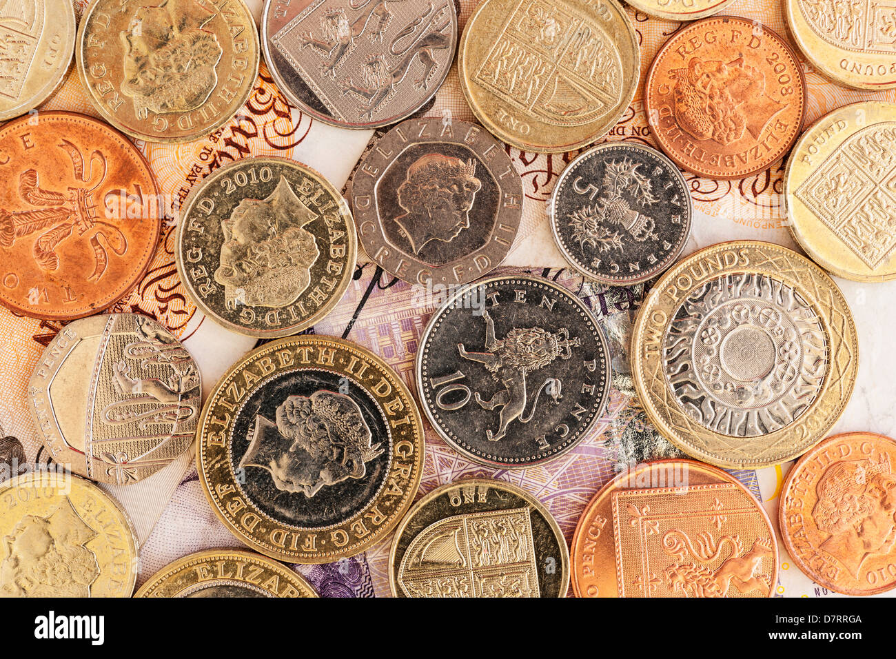 Inglese misto delle monete e delle banconote compreso libbre e pence Foto Stock