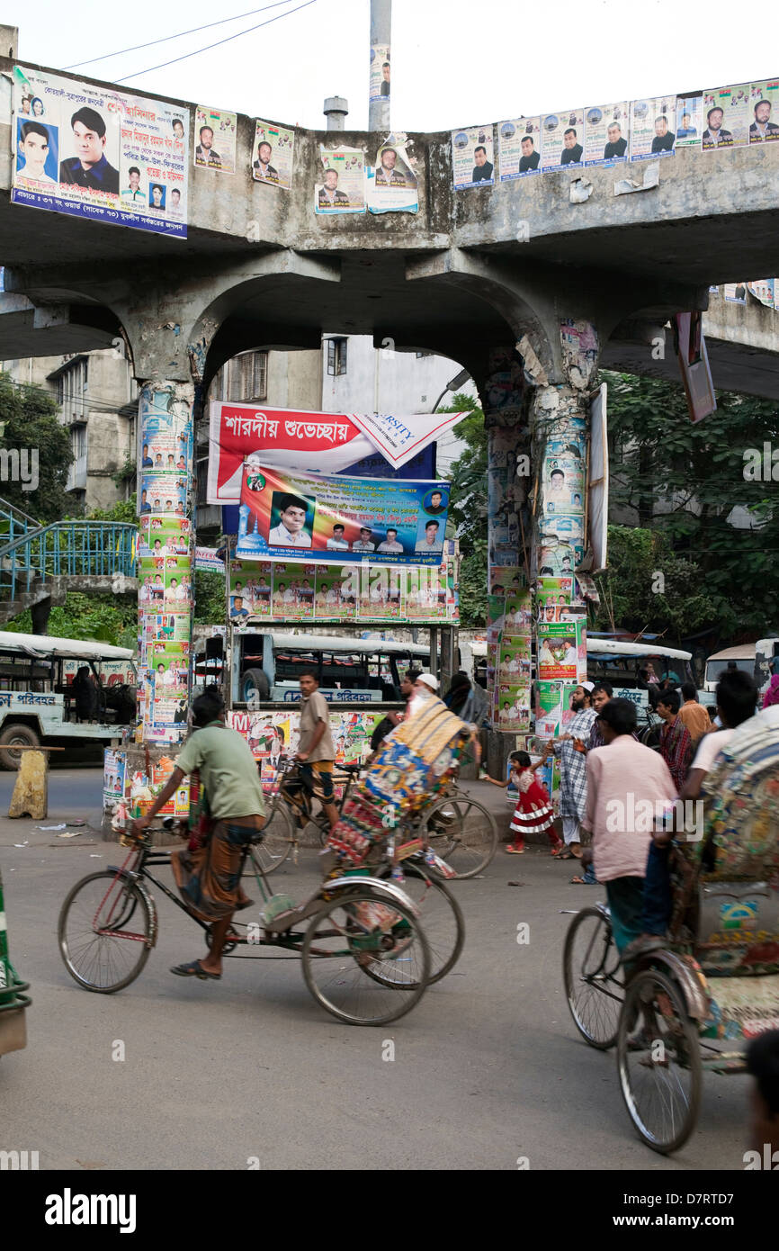 Il traffico attorno a un incrocio, vecchia Dacca in Bangladesh Foto Stock