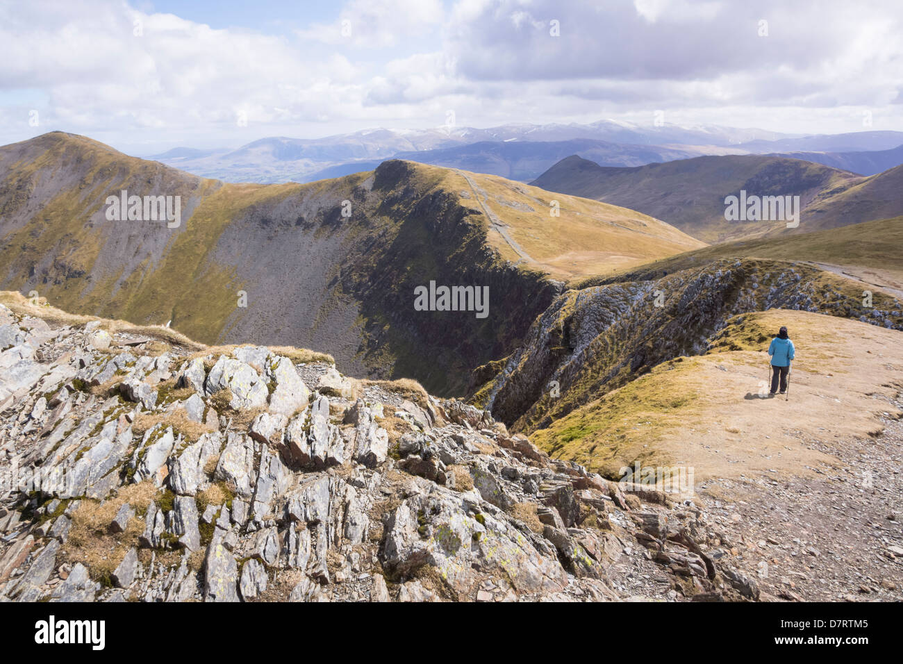 Un escursionista a piedi dal vertice della testa Hopegill verso Hobcarton e Grisedale Pike nel distretto del Lago Foto Stock