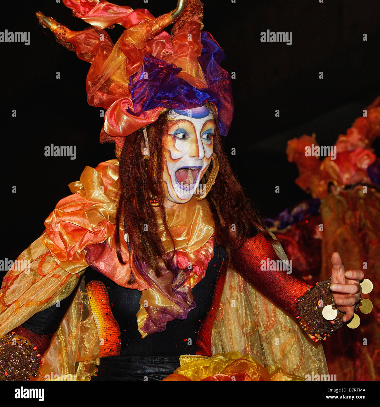 Da le Cirque du Soleil ™ spettacolo di strada durante il festival estivo. Foto Stock