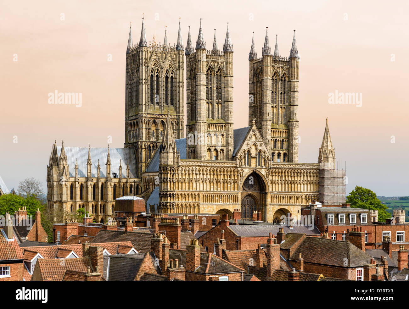 Fronte ovest della Cattedrale di Lincoln dalle mura del castello, Lincoln, Lincolnshire, East Midlands, Regno Unito Foto Stock