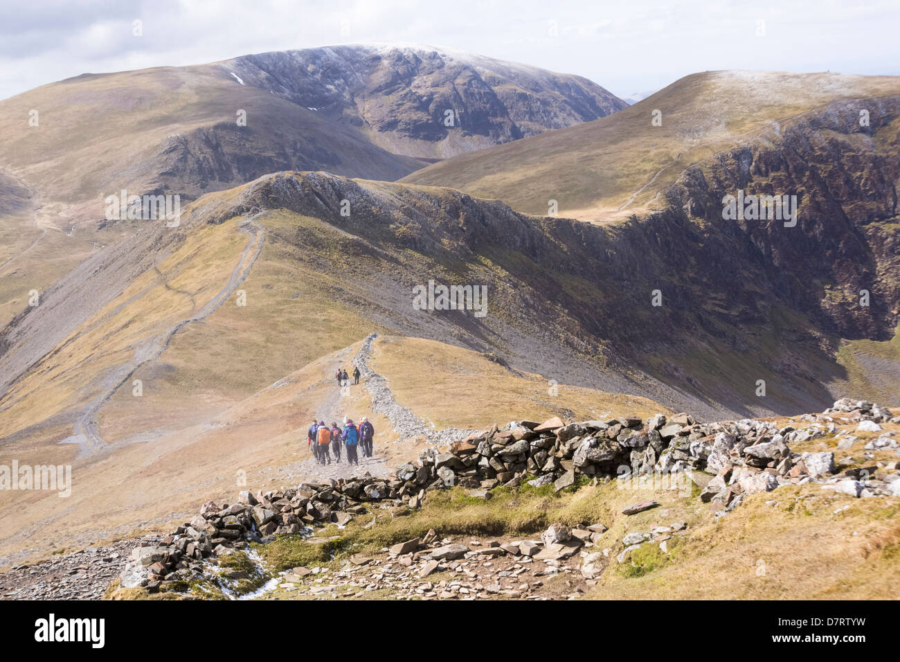 Gli escursionisti a piedi da Grisedale Pike verso Hopegill testa nel distretto del Lago Foto Stock