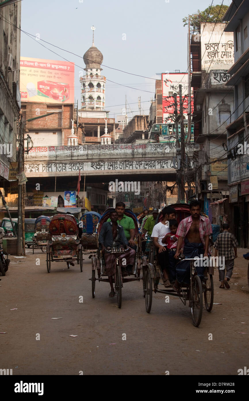 Una corsia piena di risciò e il traffico nel vecchio Dacca in Bangladesh Foto Stock
