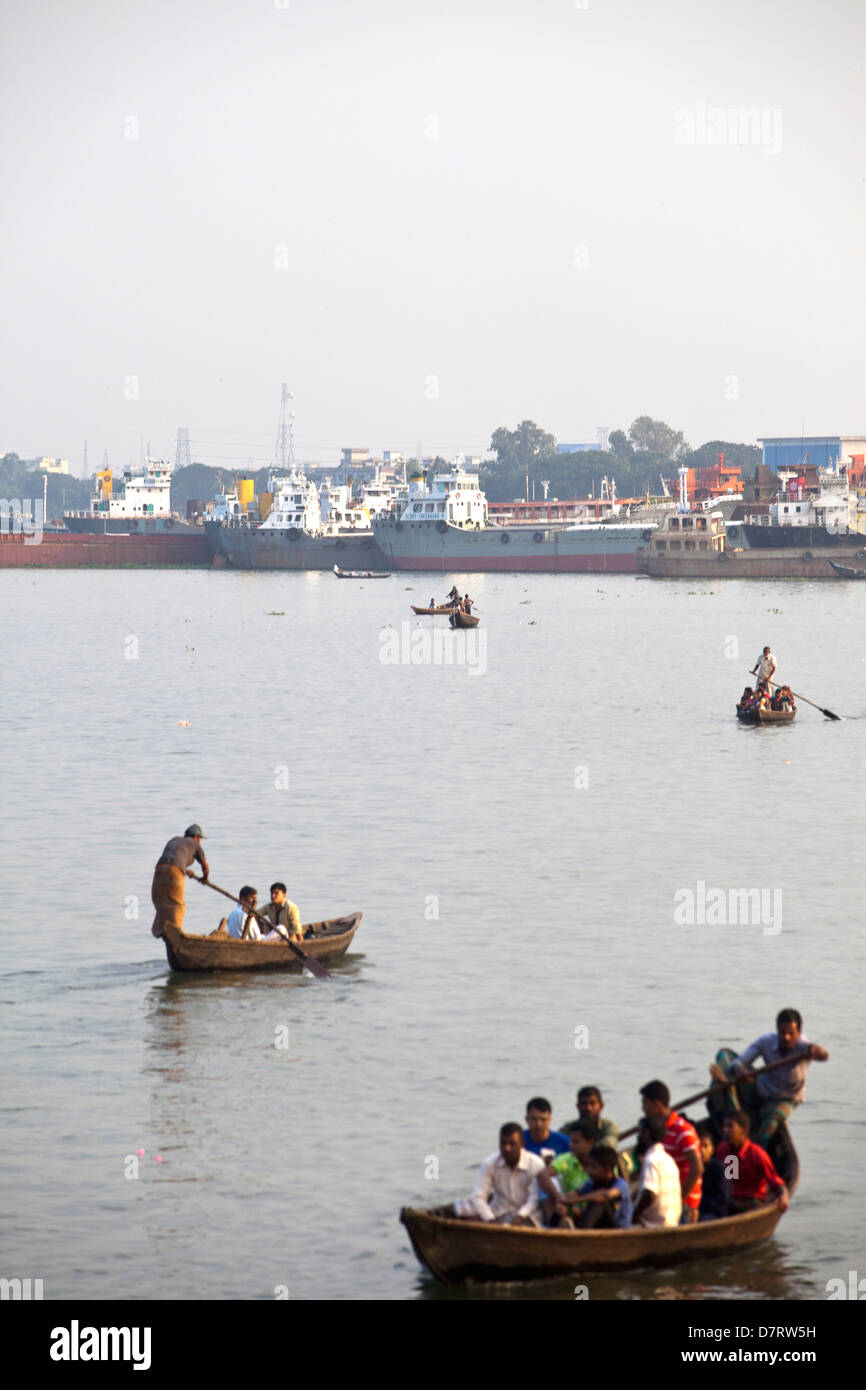 Taxi d'acqua e piccole barche sul fiume fiume Buriganga al Sadarghat, Dacca in Bangladesh Foto Stock