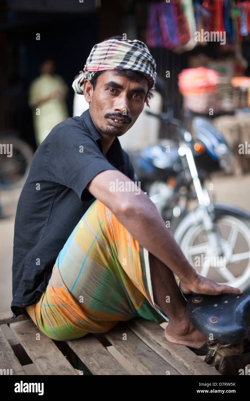 Un estrattore di carrello in posizione di riposo vicino al Bazaar Chowk, Dacca in Bangladesh Foto Stock