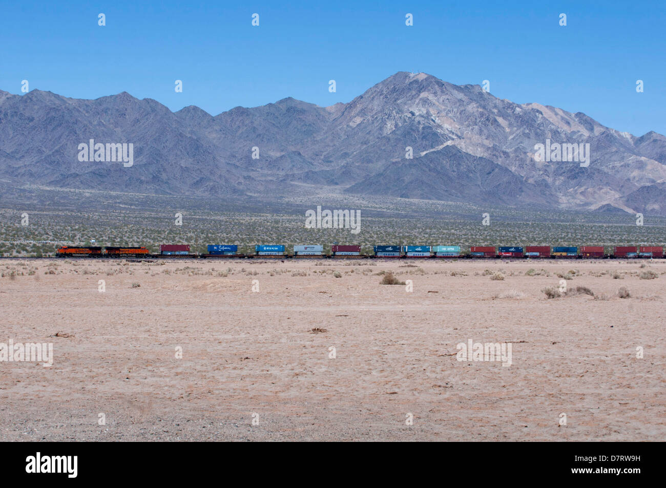 Un treno dalla BNSF linea ferroviaria che viaggiano attraverso la California il Deserto Mojave, vicino alla città di Amboy. Foto Stock