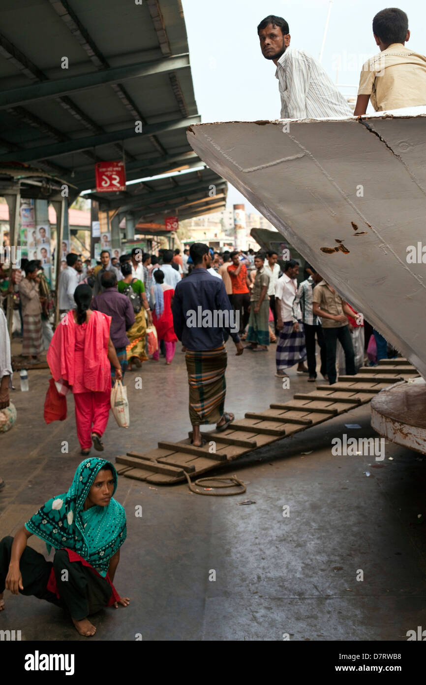 I passeggeri in attesa su di un traghetto al Sadarghat dal terminal dei traghetti, a Dacca in Bangladesh Foto Stock