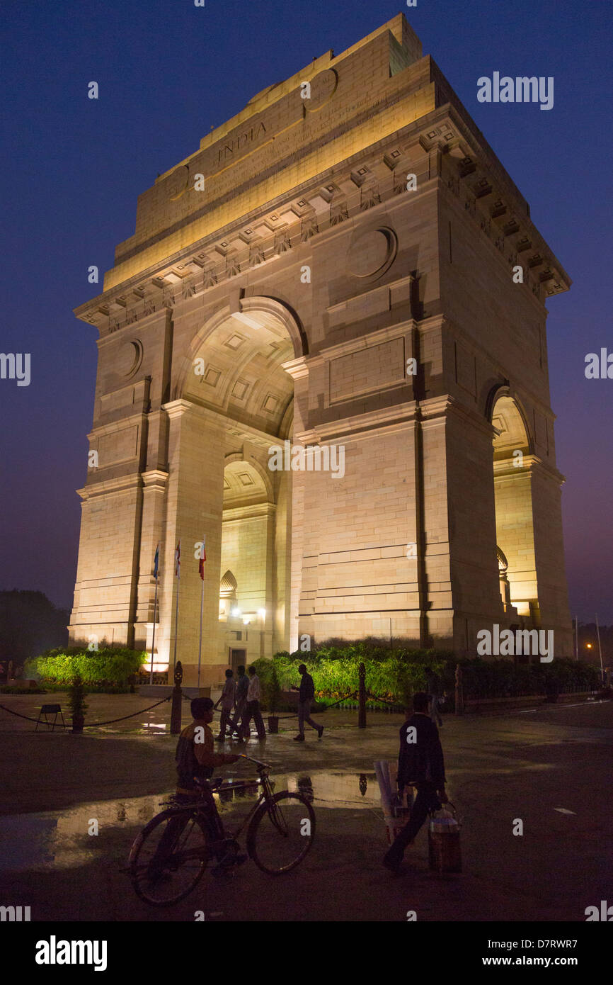 India, Uttar Pradesh, New Delhi, India Gate illuminata di notte Foto Stock