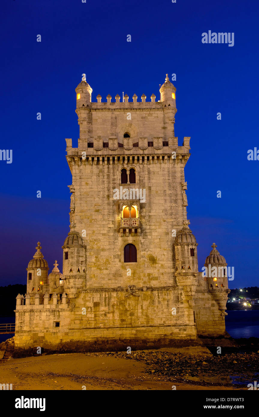 Torre di Belém al crepuscolo. Torre de Belém costruito da Francisco de Arruda, Lisbona. Portogallo Foto Stock