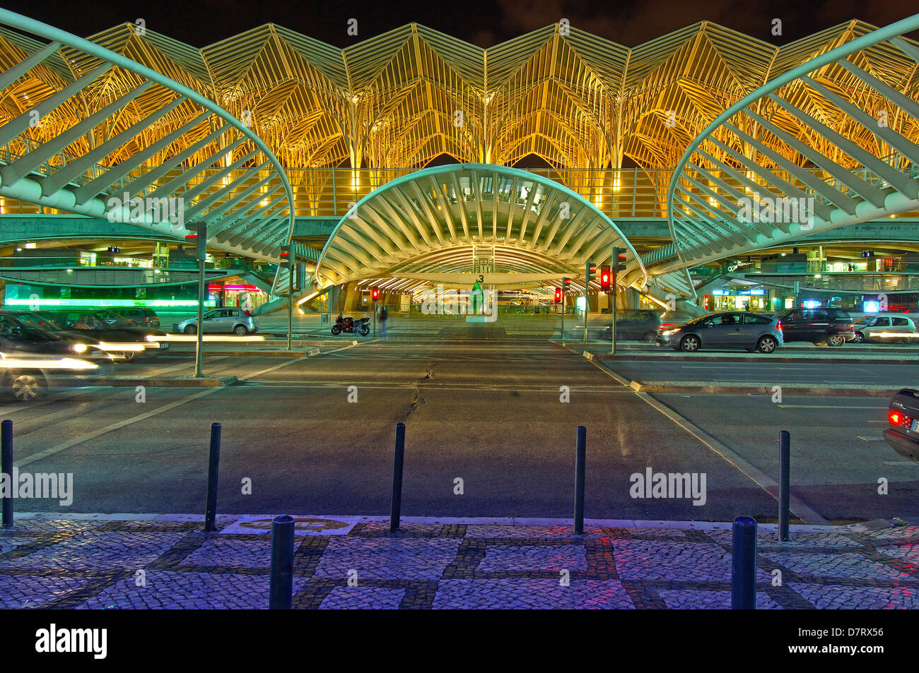 Oriente stazione ferroviaria da Santiagio Calatrava al crepuscolo, Gare do Oriente al tramonto. Parque das Nações. Lisbona, Portogallo Foto Stock