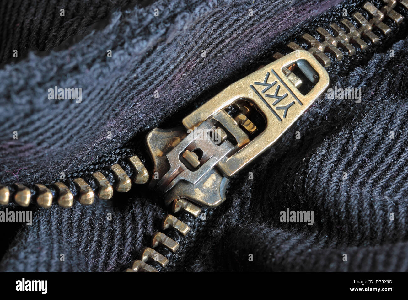 Zip YKK in nero jeans denim Foto Stock