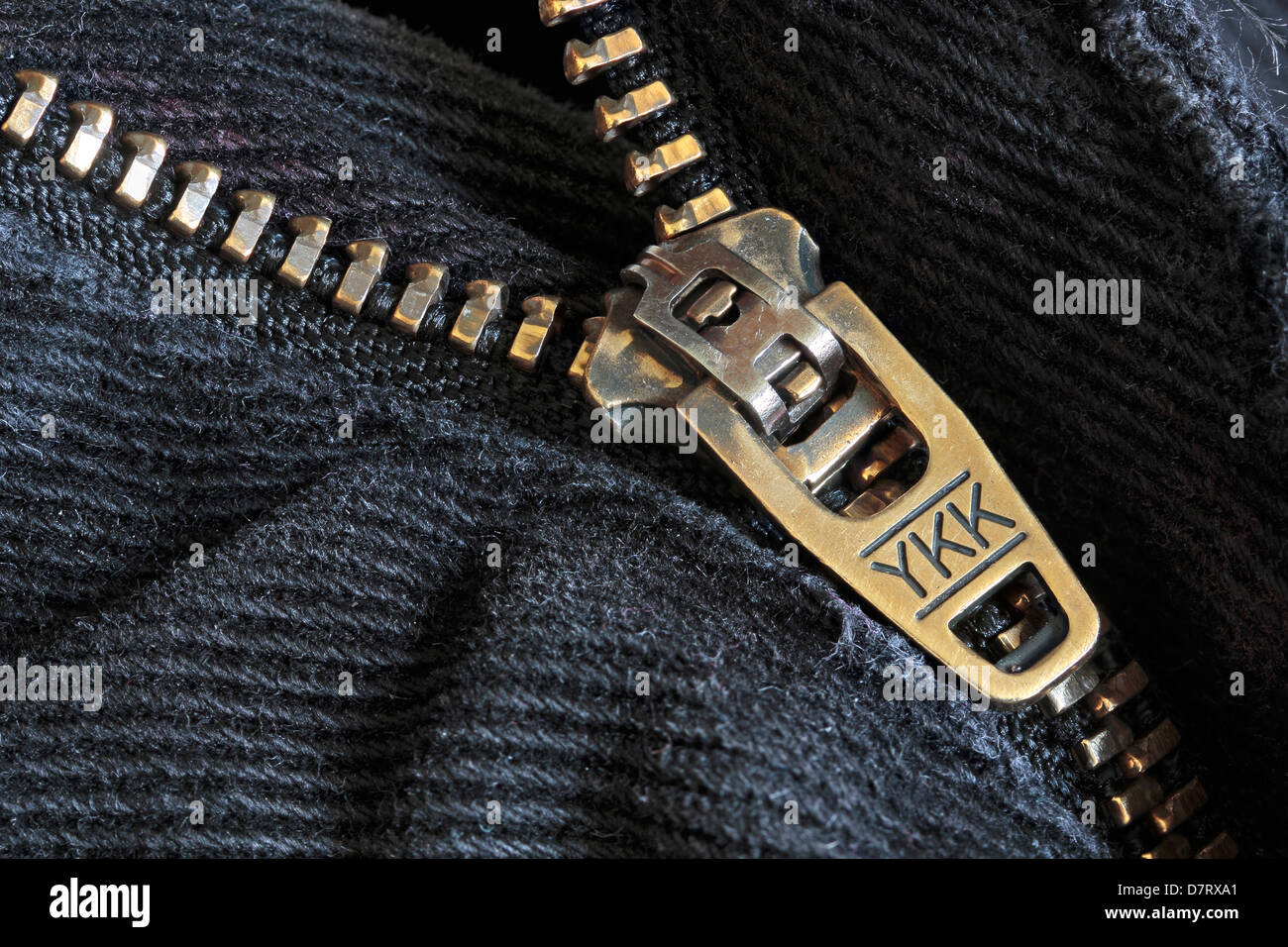 Zip YKK in nero jeans denim Foto Stock