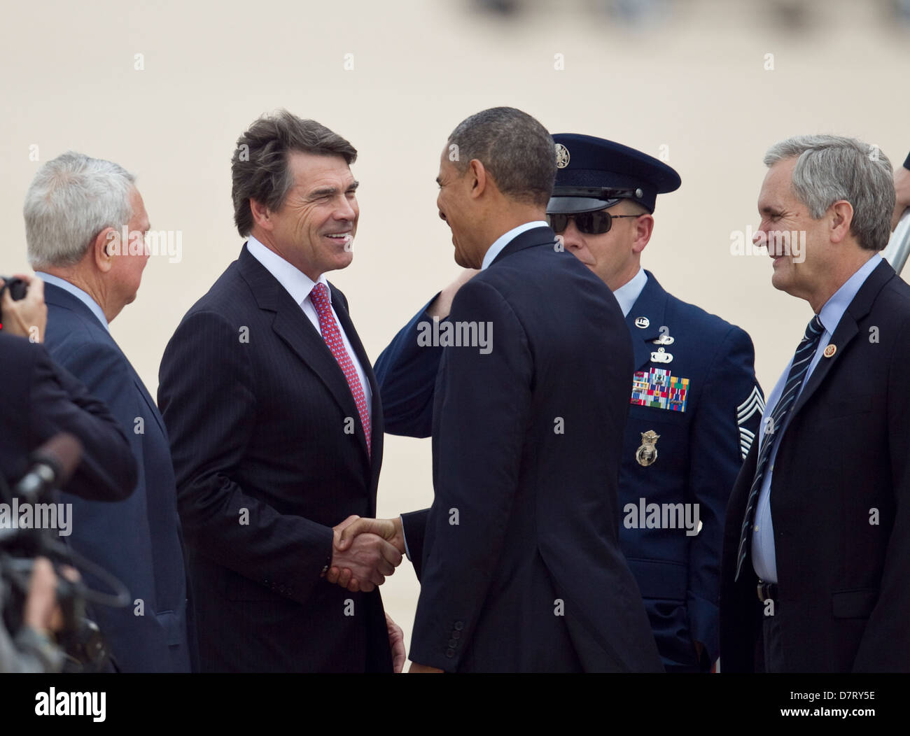 Presidente degli Stati Uniti Barack Obama è accolto da vari politici dopo lo sbarco di Austin in Texas Foto Stock