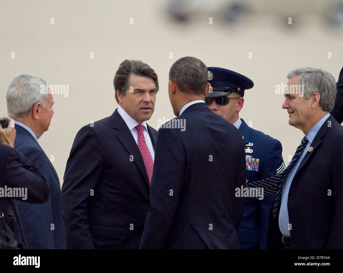 Presidente degli Stati Uniti Barack Obama è accolto da vari politici dopo lo sbarco di Austin in Texas Foto Stock