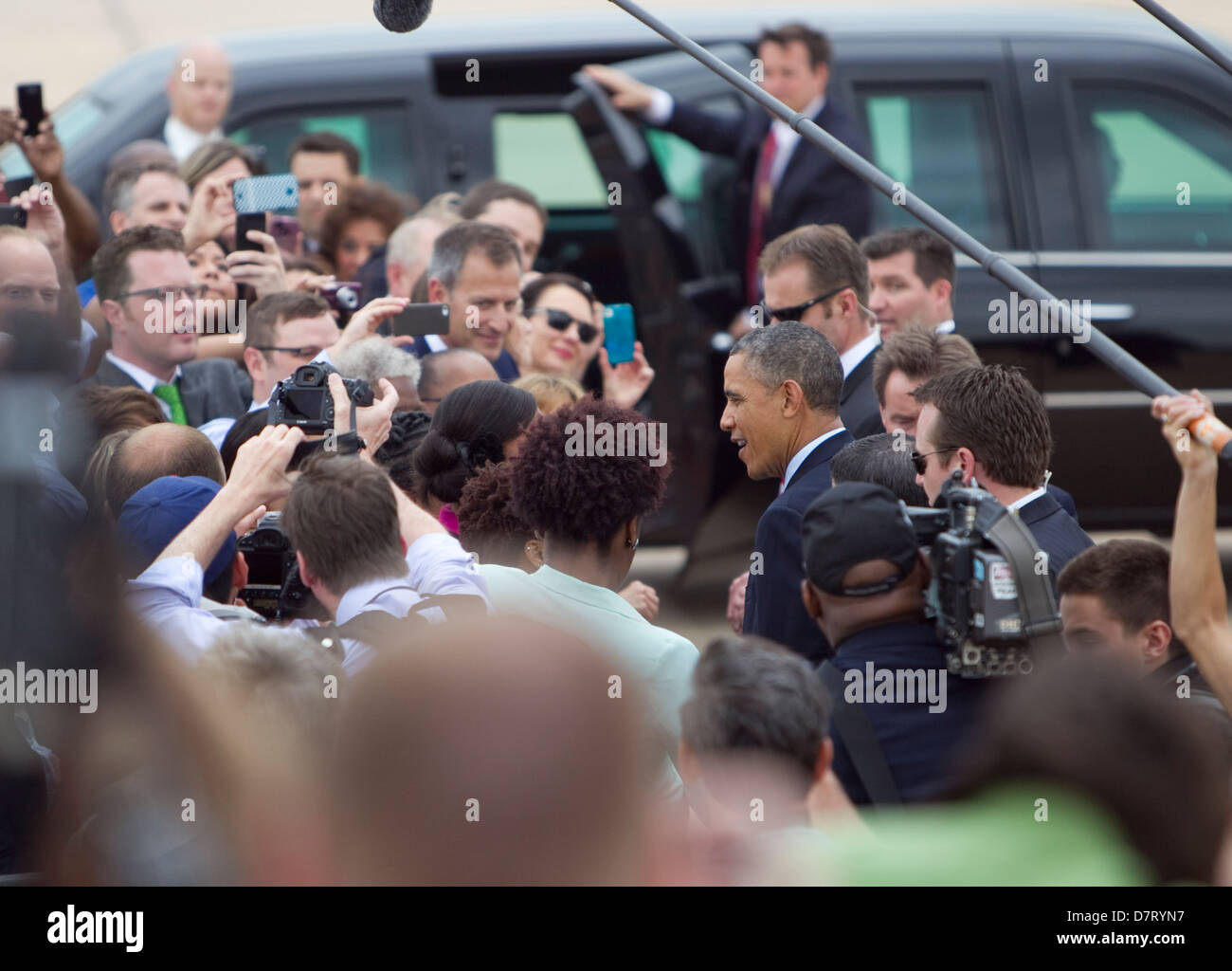 Presidente degli Stati Uniti Barack Obama, saluta i sostenitori sulla pista dell'aeroporto di Austin in Texas Foto Stock