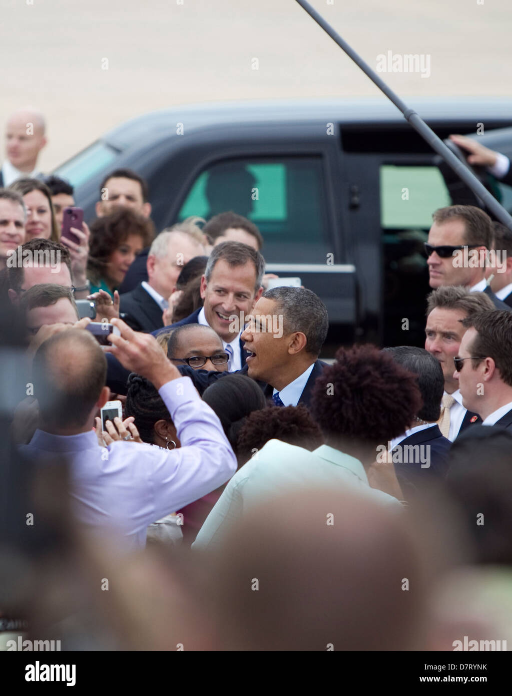 Presidente degli Stati Uniti Barack Obama, saluta i sostenitori sulla pista dell'aeroporto di Austin in Texas Foto Stock