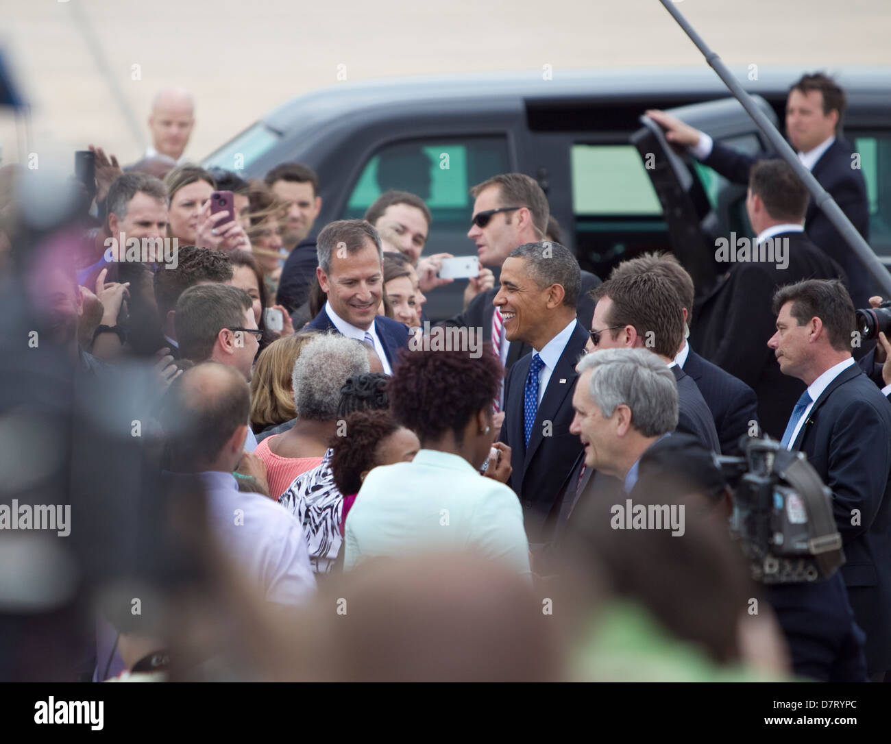Presidente degli Stati Uniti Barack Obama, saluta i sostenitori sulla pista dell'aeroporto di Austin in Texas Foto Stock