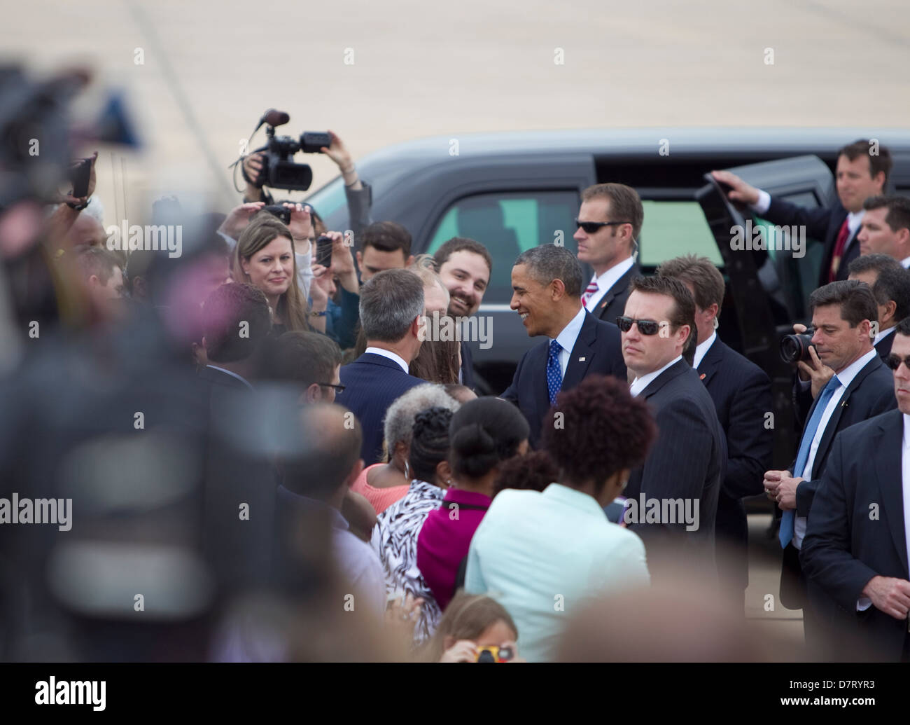 Presidente degli Stati Uniti Barack Obama, saluta i sostenitori sulla pista dell'aeroporto di Austin in Texas Foto Stock