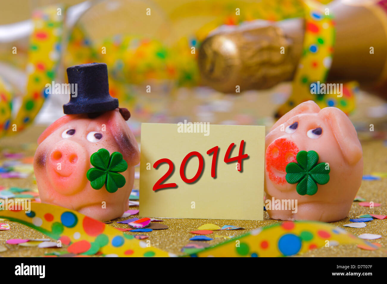 Maiale con foglia di trifoglio come talismano per il nuovo anno 2014 Foto Stock