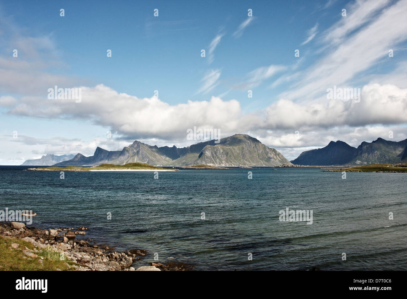 Paesaggio di belle montagne Lofoten sul Mare di Norvegia Foto Stock