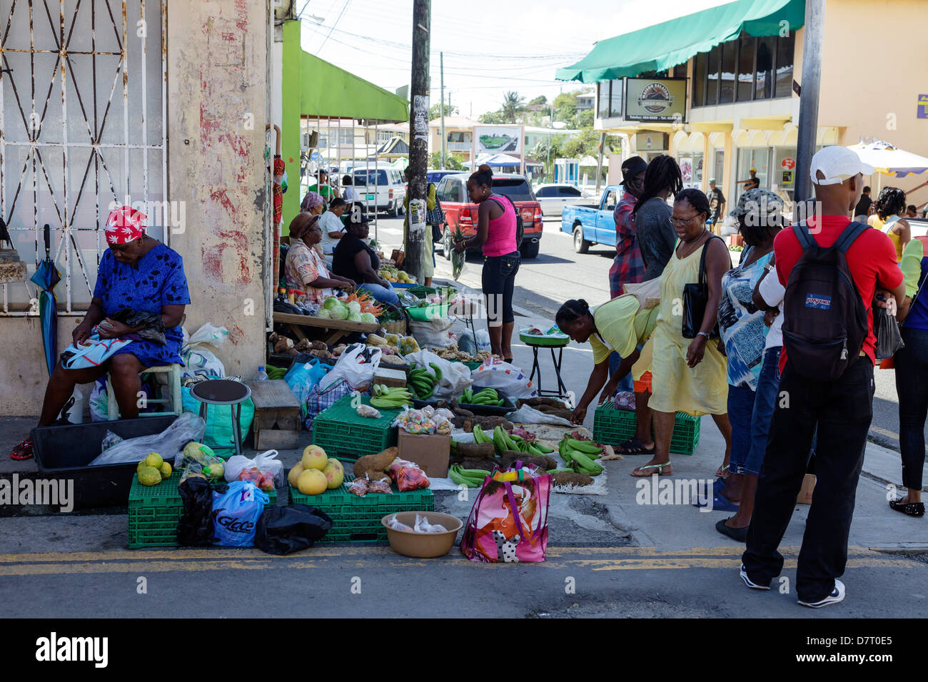 Frutta e verdura vengano venduti da un bazar di strada sul mercato Clark Street, la principale strada transitabile in Vieux Fort St Lucia Foto Stock