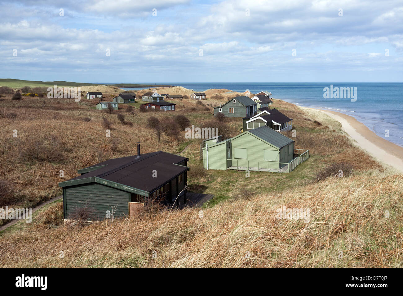 Estate in legno case sulle dune di sabbia a Dunstanburgh, Northumberland, England, Regno Unito Foto Stock