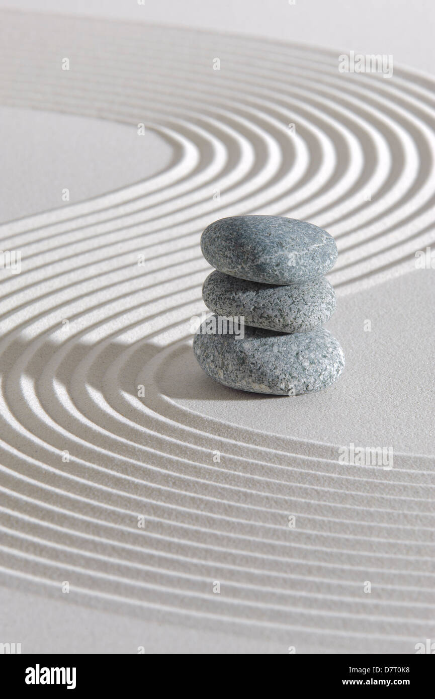 Giapponese giardino zen con sabbia e pietre Foto Stock