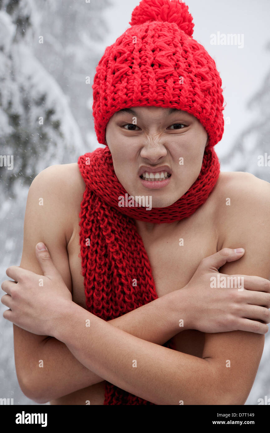 Shirtless l'uomo con il cappello e sciarpa nella neve Foto stock - Alamy