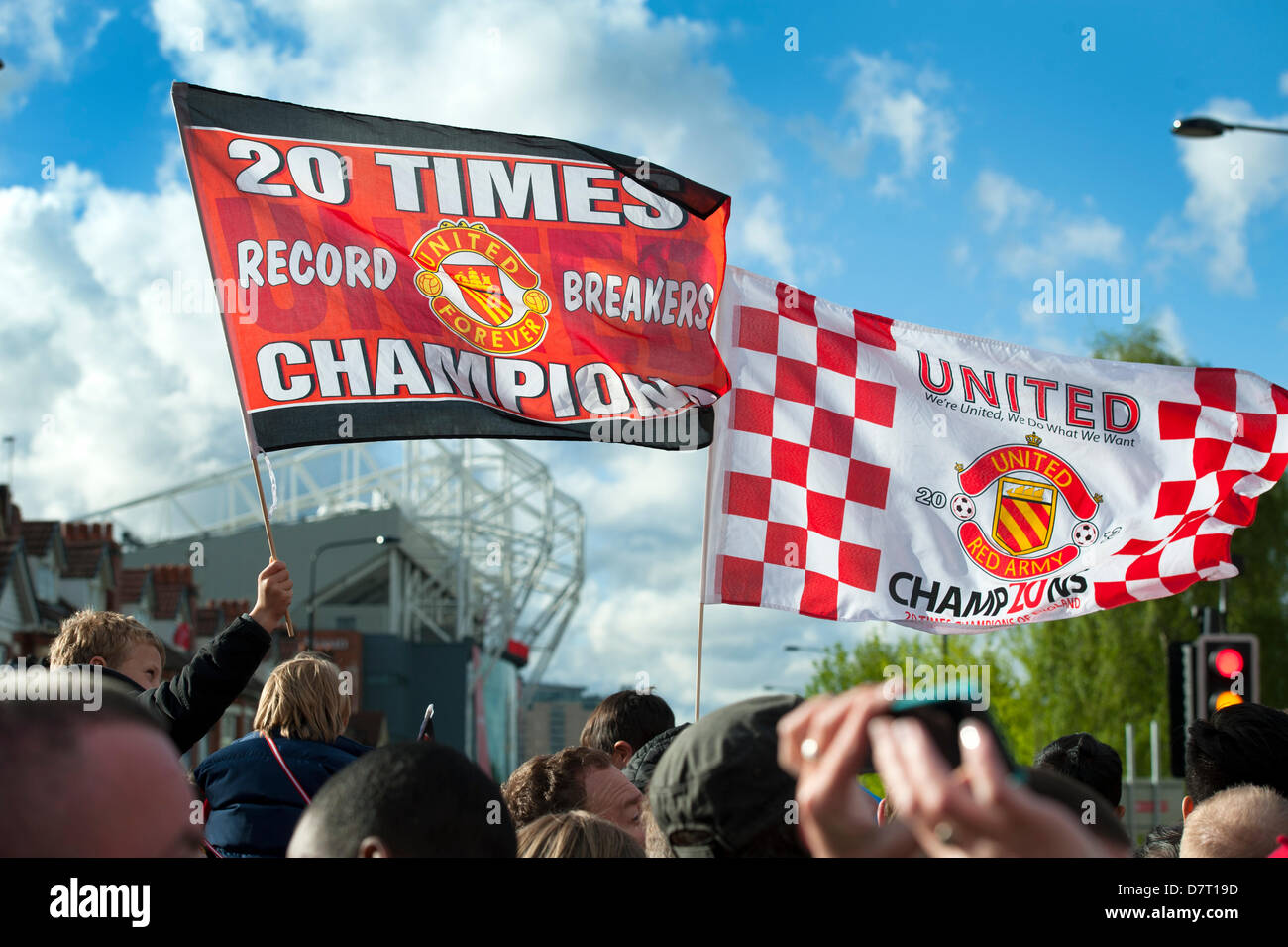 Manchester, Regno Unito. 13 Maggio, 2013. bandiere detenute aloft fuori dall'Old Trafford Football Ground durante la Victory Parade. Credito: Lee Avison/Alamy Live News Foto Stock