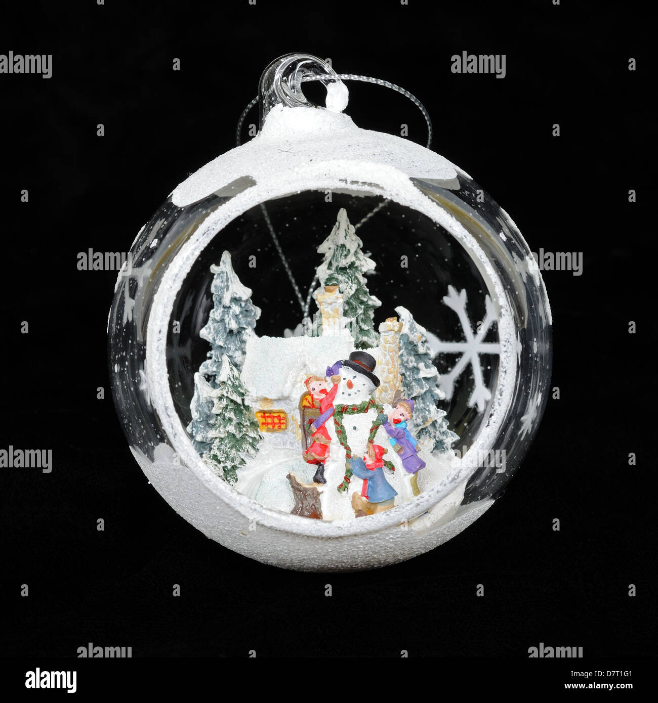 In vetro trasparente natale Pallina con scena invernale interno contro uno sfondo nero. Foto Stock
