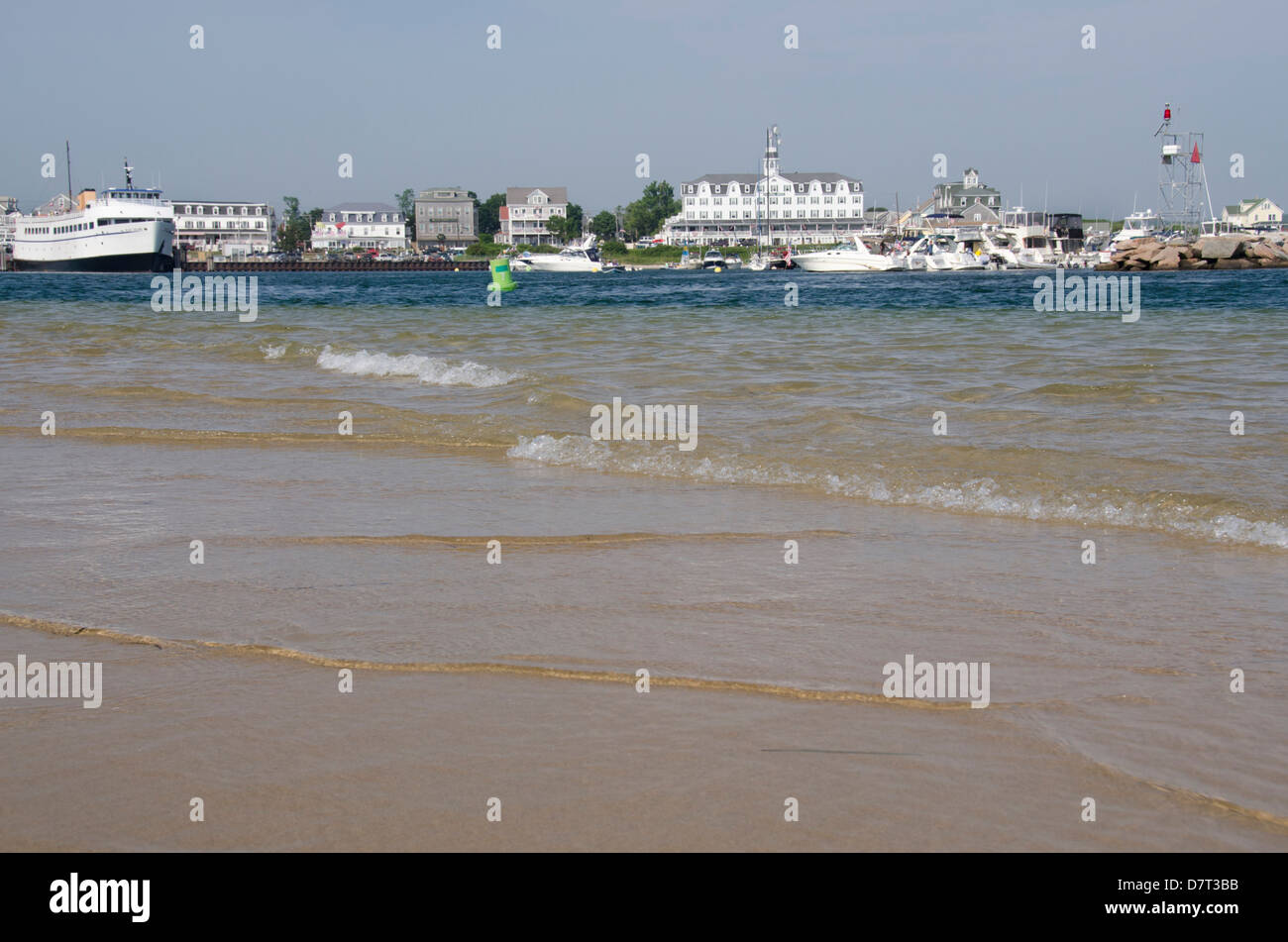 La Rhode Island, isola di blocco. Vista della spiaggia di New Shoreham e lo storico waterfront Hotel Nazionale in distanza. Foto Stock