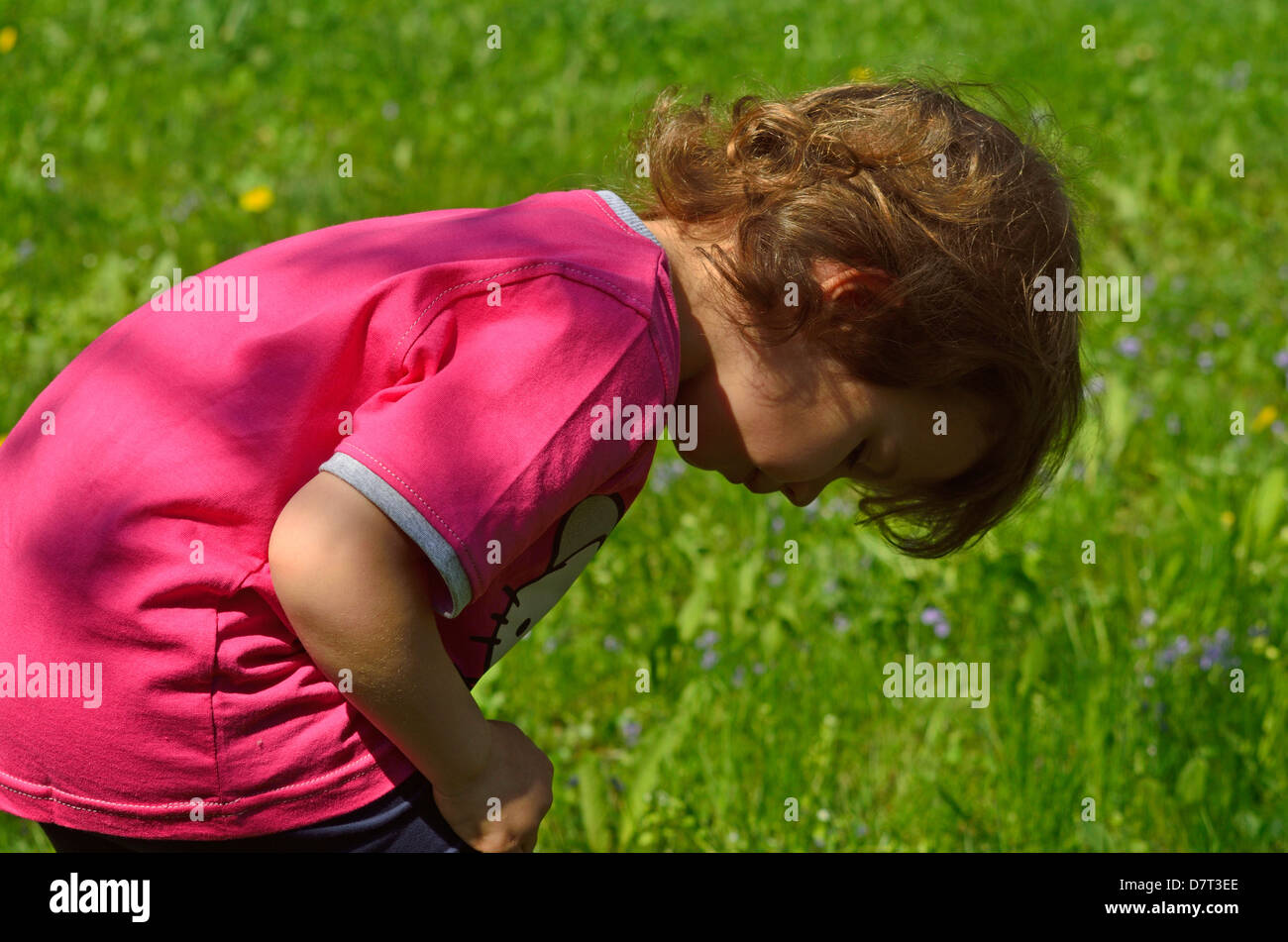 Bambino su erba verde Foto Stock