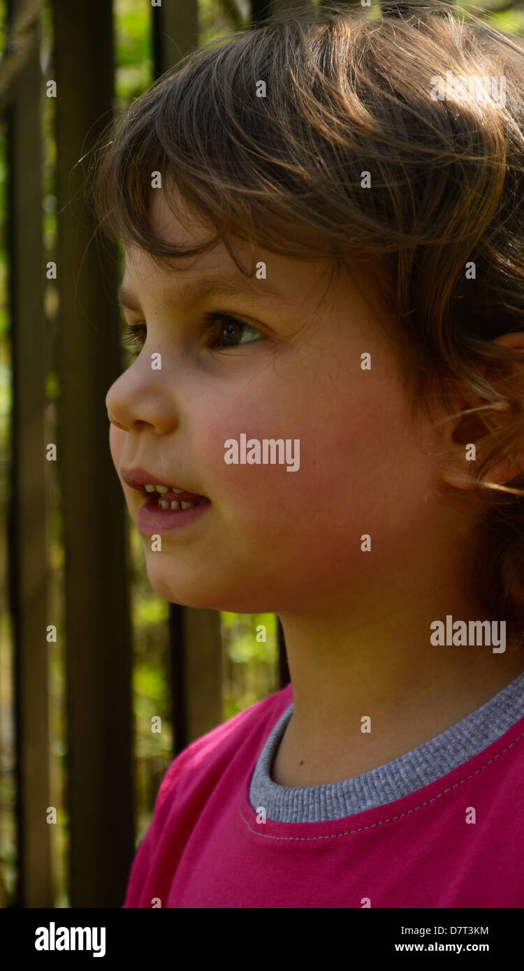 Felice bambina ritratto di profilo Foto Stock