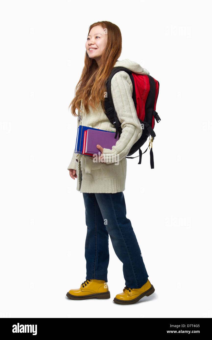 Sorridente studentessa a piedi Foto Stock