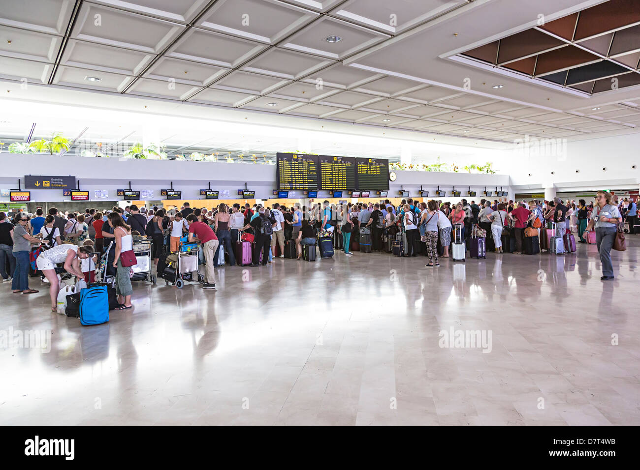 Le persone in attesa in linea al check-in in aeroporto, Lanzarote, Isole Canarie, Spagna Foto Stock