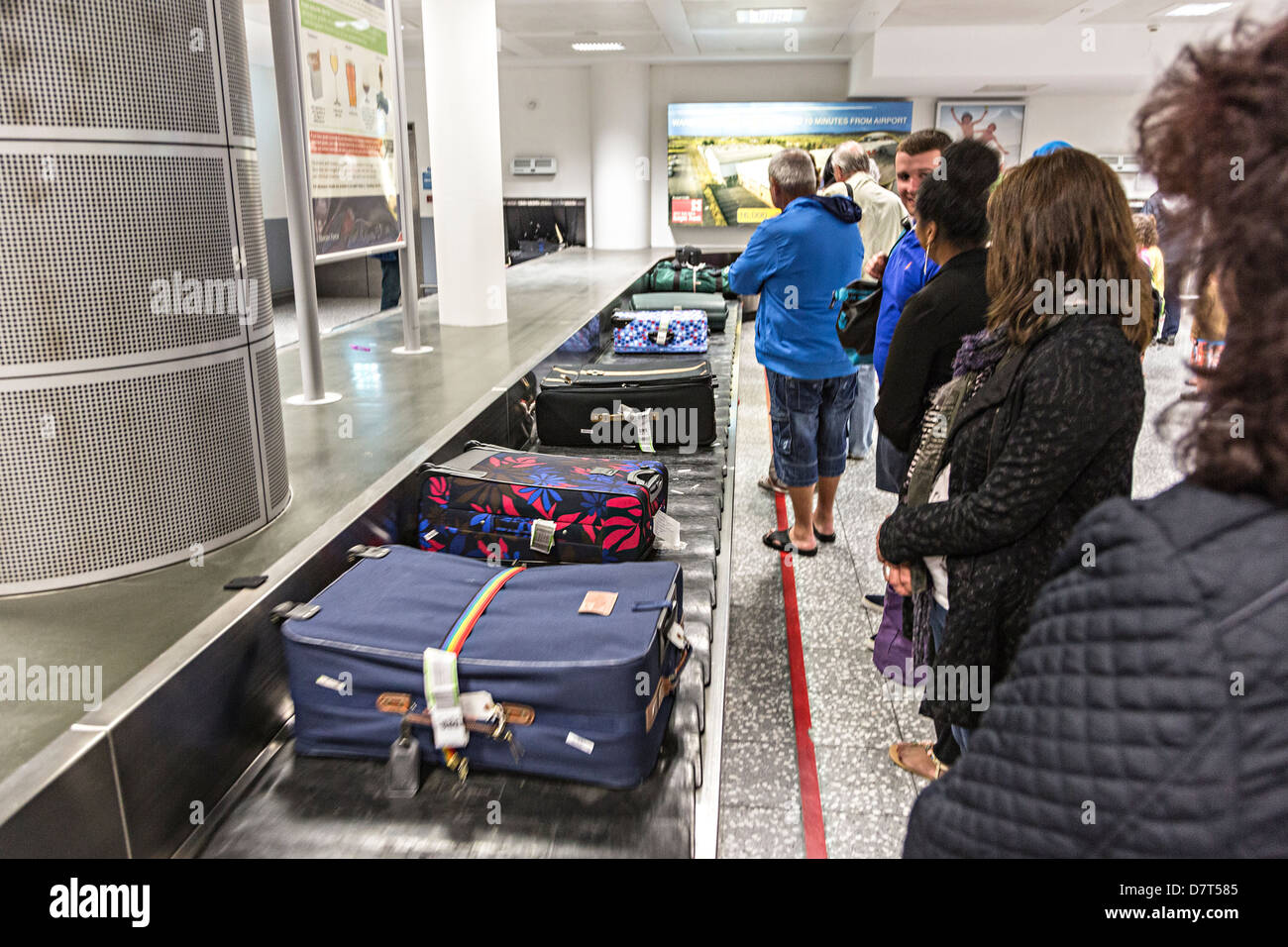 I passeggeri in attesa di recuperare il bagaglio presso l'aeroporto di Bristol, Regno Unito Foto Stock