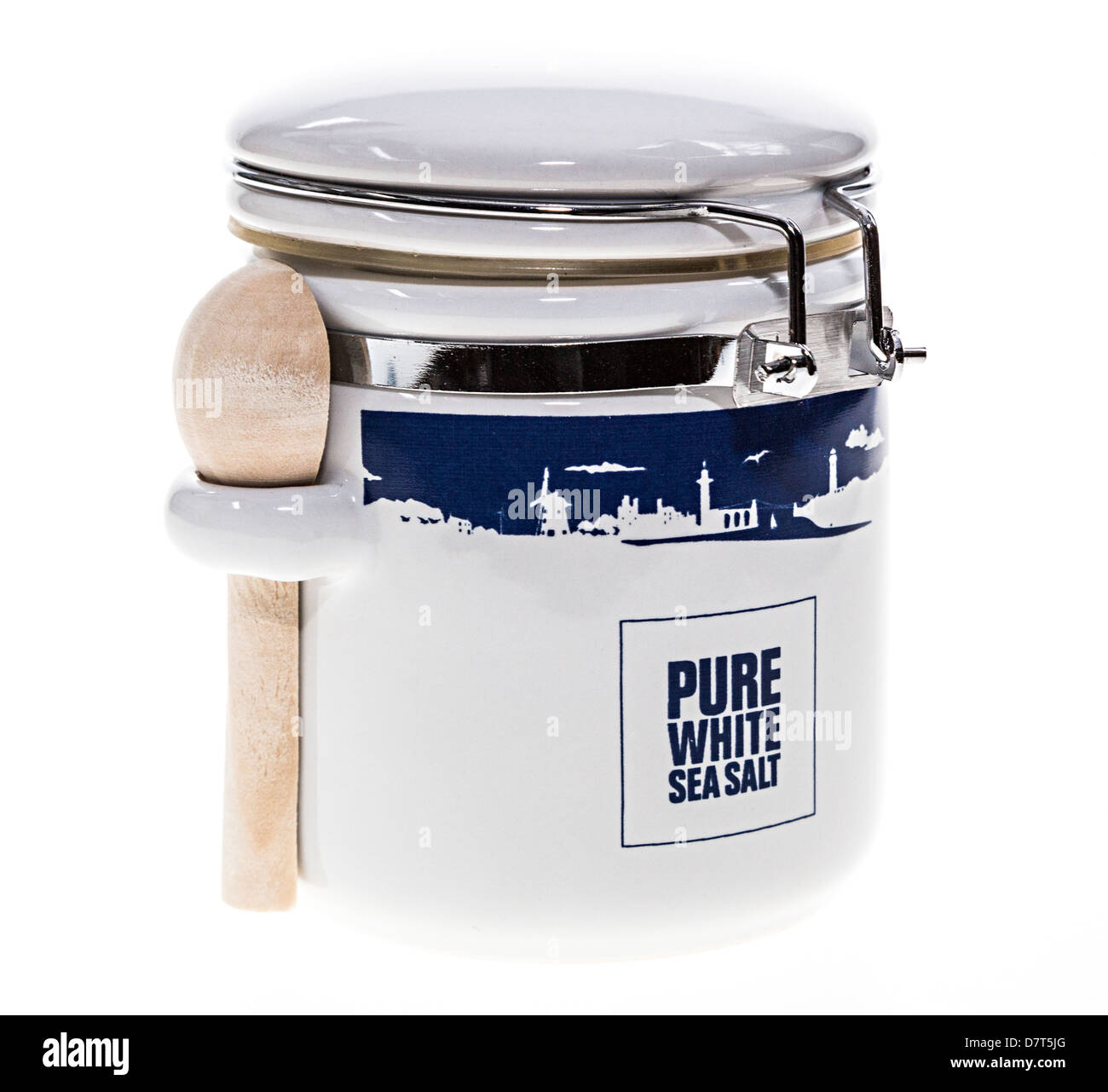 Contenitore in ceramica con coperchio sigillato e cucchiaio di legno per mare bianco sale, Anglesey, Galles, Regno Unito Foto Stock