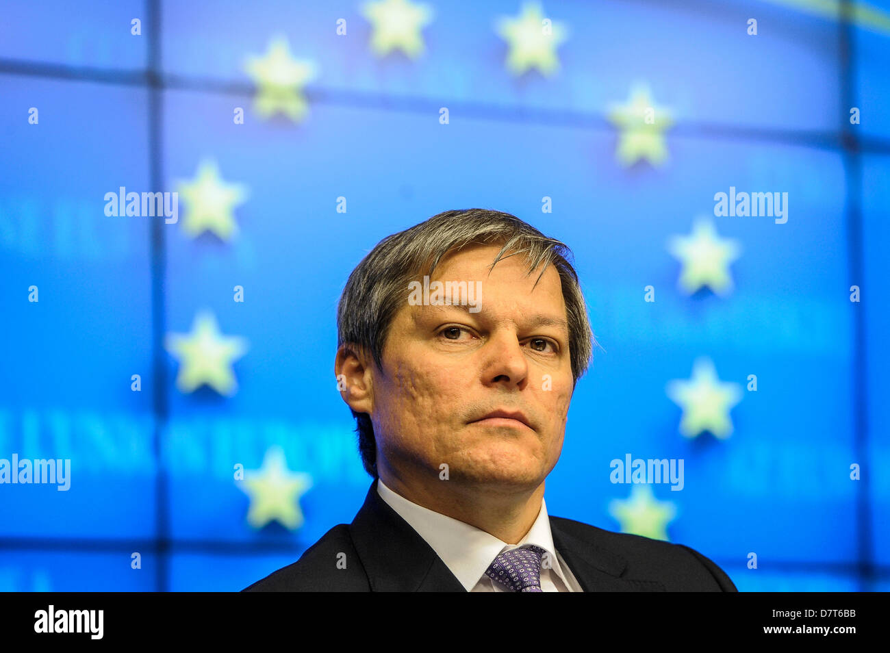 I daci Ciolos, il Commissario europeo per l' agricoltura e lo sviluppo rurale di parlare durante la conferenza stampa dopo il Consiglio Agricoltura e pesca presso la sede centrale dell'UE a Bruxelles in Belgio su 13.05.2013 i ministri della pesca si riuniscono a rivedere la loro posizione sulla riforma della pesca dell'UE le regole. La riluttanza di alcuni paesi tra cui la Francia, la Spagna e la Polonia, per trovare un terreno comune con il Parlamento su questioni chiave della riforma è la minaccia di causare il collasso dei negoziati su una nuova politica comune della pesca (PCP). Da Wiktor Dabkowski Foto Stock