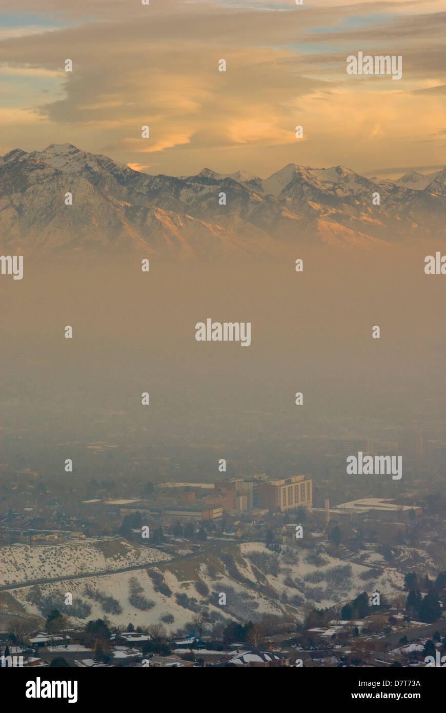 Lo smog da alfiere di area di picco guardando ad est verso la University of Utah e di LDS hospital, Montagne Wasatch, Salt Lake City, Utah Foto Stock