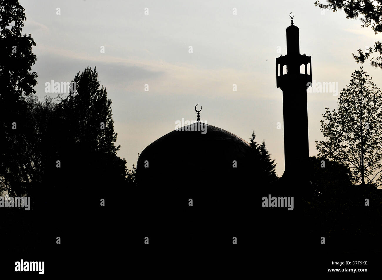 Una vista del centro di Londra moschea da Regent's Park, Regno Unito. Foto Stock