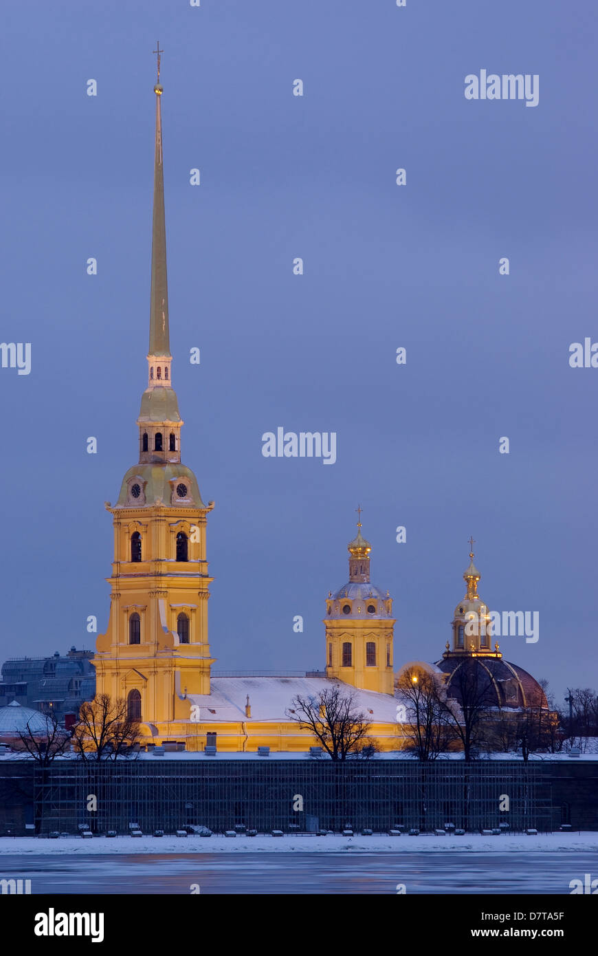 La Russia. San Pietroburgo. Pietro e Paolo nella Cattedrale di la Fortezza di Pietro e Paolo. Sera illuminazione architettonica. Foto Stock