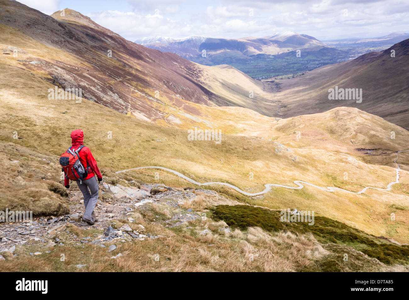 Gli escursionisti a piedi giù per il budino Beck con Coledale Beck nella distanza nel distretto del lago. Foto Stock