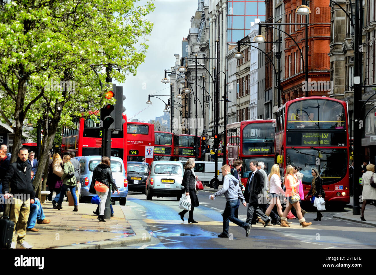 Autobus rossi di Londra in un affollato Oxford Street Regno Unito Foto Stock