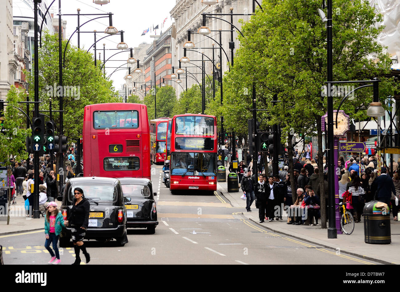 Autobus rossi di Londra in un affollato Oxford Street Foto Stock