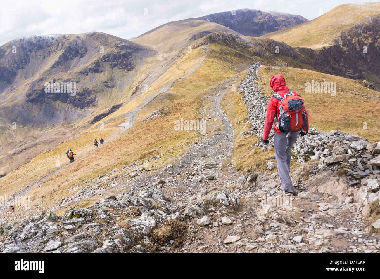 Gli escursionisti a piedi da Grisedale Pike verso Hopegill testa nel distretto del Lago Foto Stock