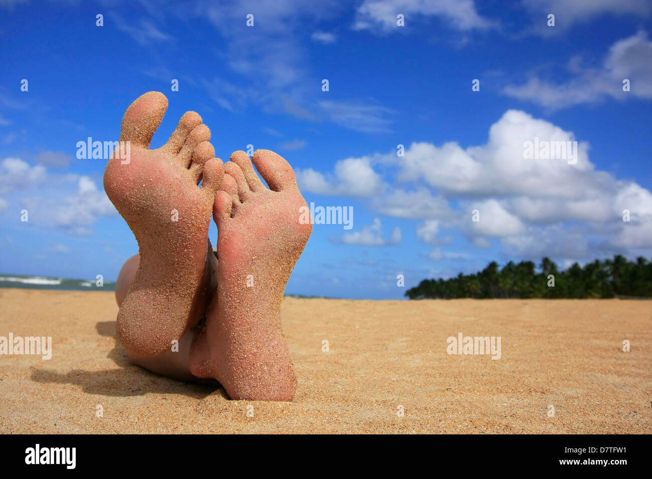 Piedi di sabbia su una spiaggia tropicale Foto Stock