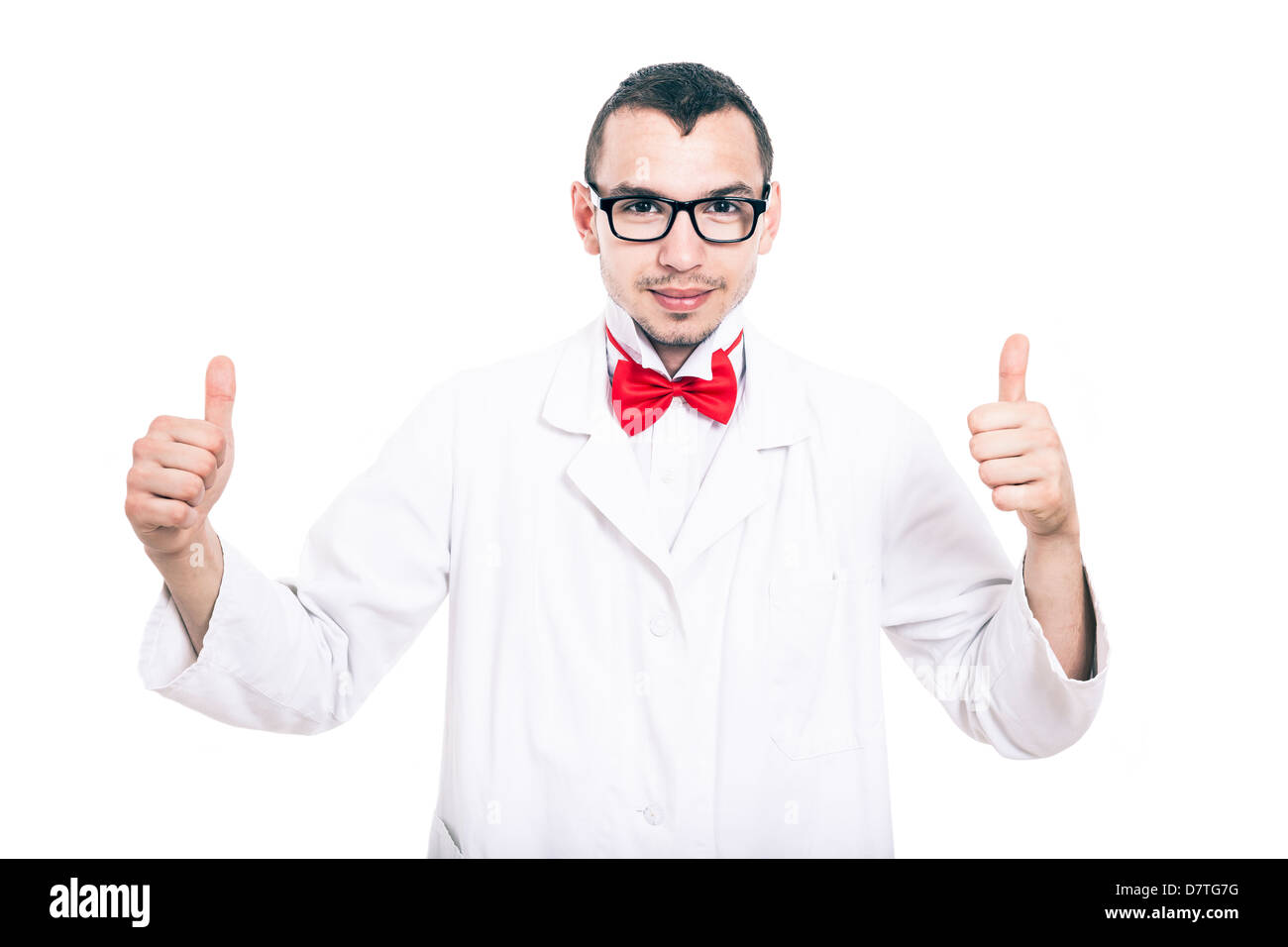 Felice scienziato in camice mostra Thumbs up, isolati su sfondo bianco Foto Stock