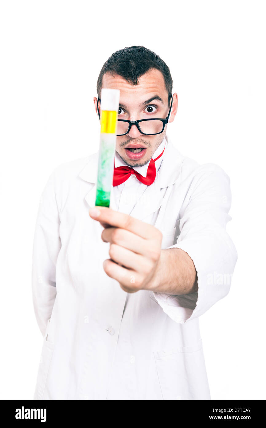 Ritratto di scioccato scienziato in camice da laboratorio con prova di tenuta tubo, isolati su sfondo bianco Foto Stock