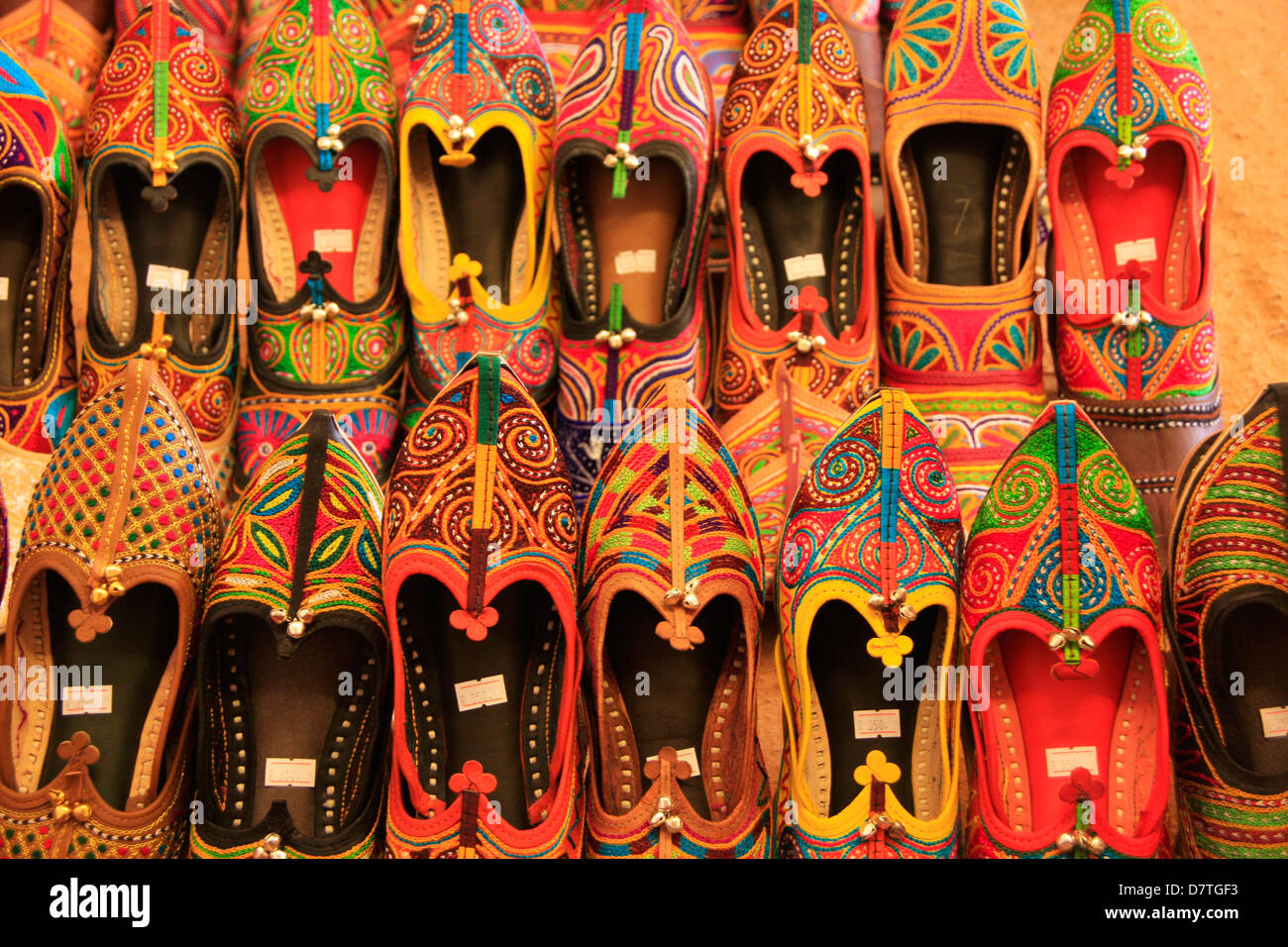 Il display di coloratissimi indian pantofole, Rajasthan, India Foto Stock